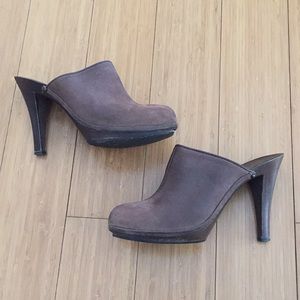 Leather clogs with wooden heel